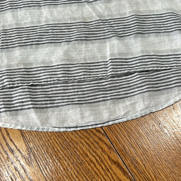 St. Tropez West 100% linen white and gray striped top. Front pocket, Size Large - Picture 3 of 10
